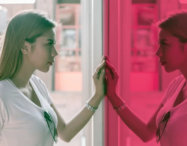 Film miroir sans tain rouge